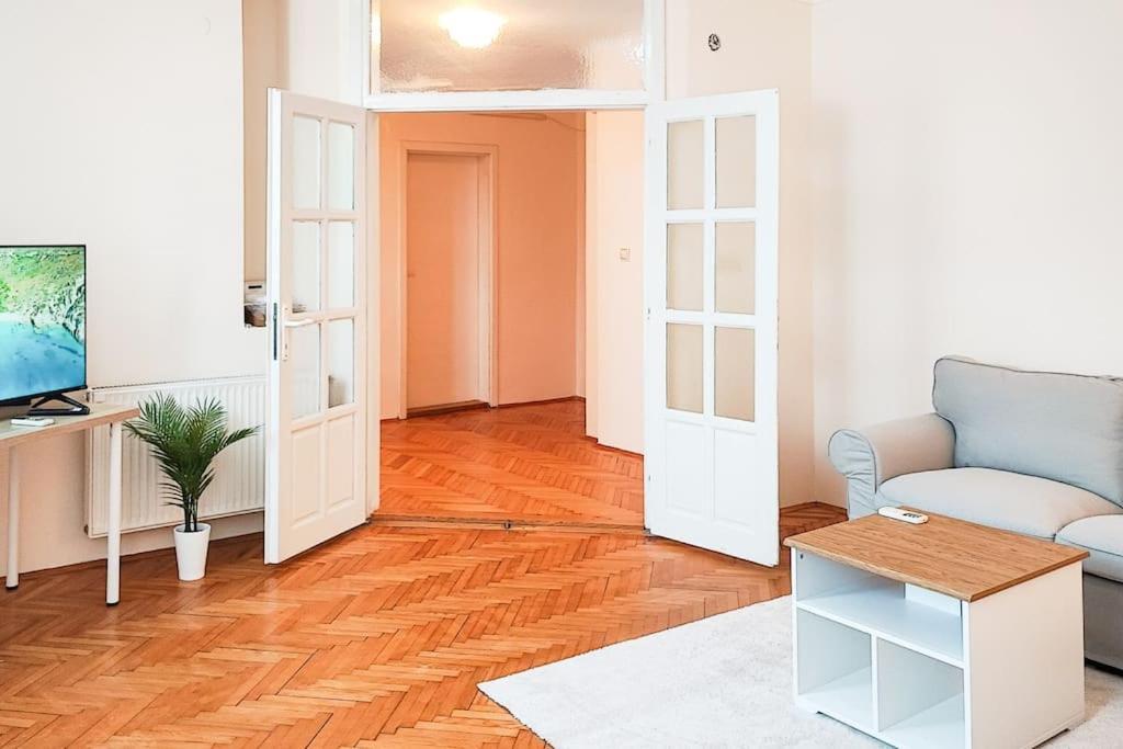 Filinhome Trg Mladenaca Novi Sad Luaran gambar